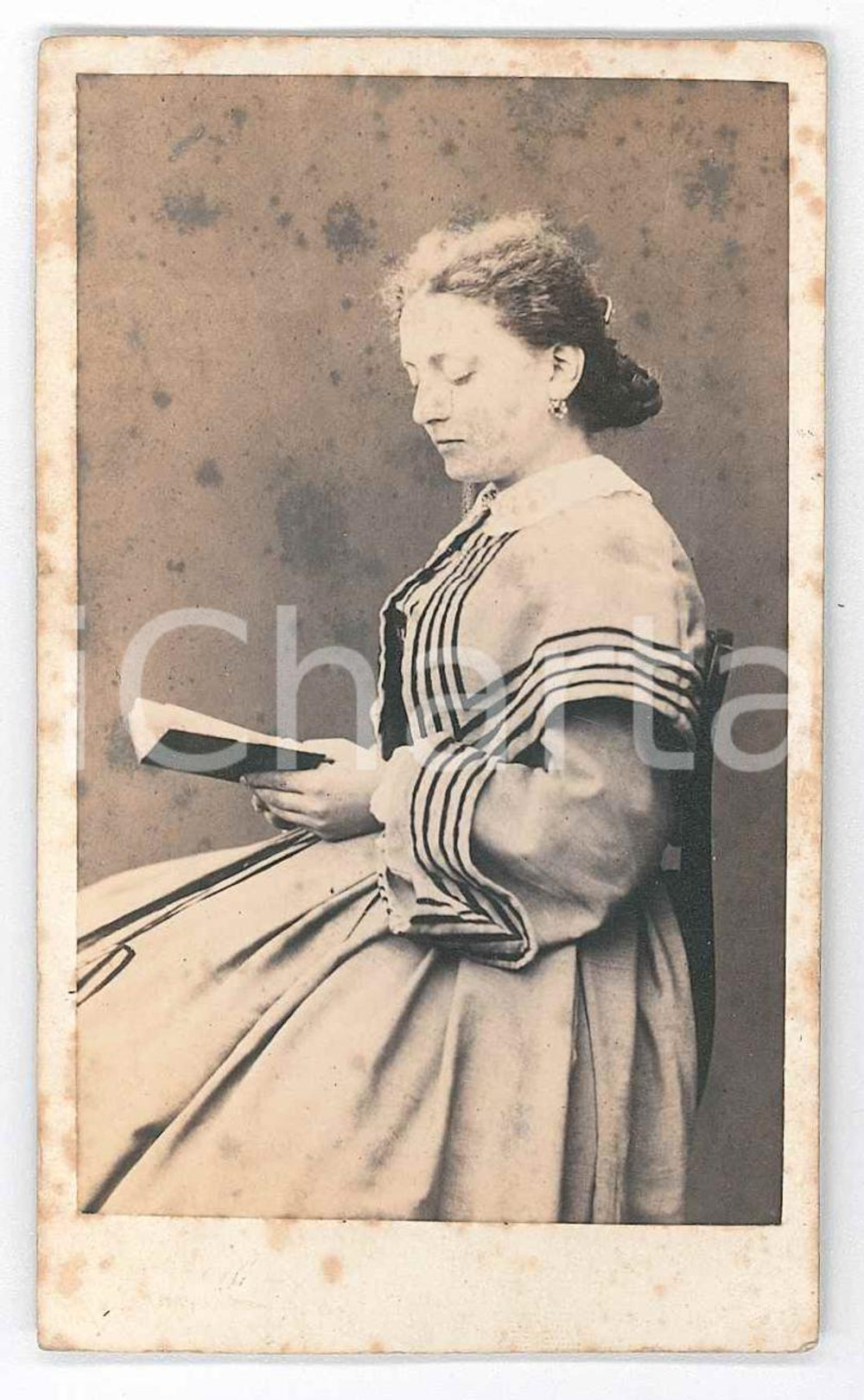 1865 ca ITALIA Ritratto di donna in lettura - Fotografia VINTAGE CDV Fotografia d'epoca, su cartoncino morbido. POOR/danneggiato fioriture Formato: 6x10 cm originale e autentica 1