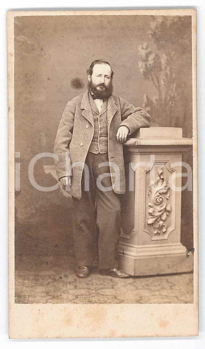 1870 ca TORINO Ritratto maschile in piedi - Fotografia SUBALPINA CDV  Fotografia d'epoca, su cartoncino morbido.FOTOGRAFO: Fotografia Subalpina - Torino, via Cernaja GOOD/buono  Formato: 6x10 cm originale e autentica 1