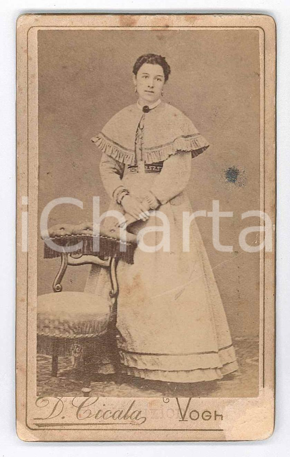 1875 ca VOGHERA Donna in abito chiaro - Foto Davide CICALA - CDV  Fotografia d'epoca, su cartoncino rigido.FOTOGRAFO: Davide Cicala - Voghera FAIR/discreto abrasioni angolari e fioriture Formato: 6x10 cm originale e autentica 1