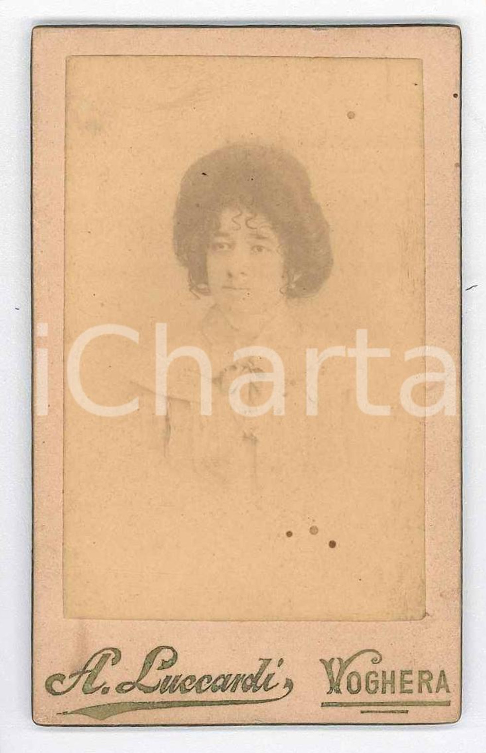 1900 ca VOGHERA Ritratto di giovane donna - Busto *Foto A. LUCCARDI 5x9 cm Fotografia d'epoca su cartoncino rigido.FOTOGRAFO: A. C. Zenoni - Voghera / Novara FAIR/discreto residui cartacei al verso Formato: 5x9 cm originale e autentica 1