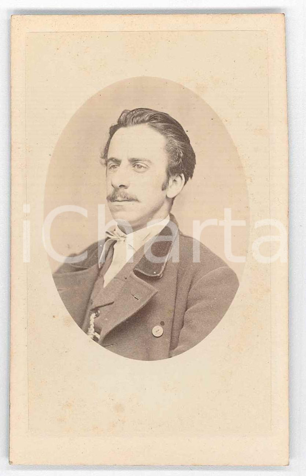 1865 ca TORINO Ritratto di giovane uomo - Fotografia VINTAGE CDV Fotografia d'epoca, su cartoncino morbido.Dedica manoscritta al verso, in cui si legge "Leopoldo" ma non si identifica il seguito. GOOD/buono  Formato: 6x10 cm originale e autentica 1