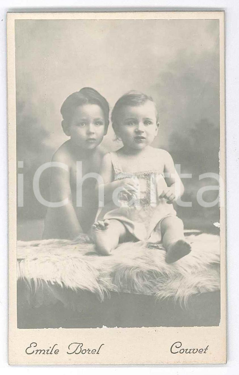 1937 FLEURIER (SUISSE) Pierre et Marcel GOGNIAT enfants - Photo Emile BOREL Fotografia d'epoca, montata su cartoncino rigido.Didascalia manoscritta al verso.FOTOGRAFO: Emile Borel - Couvet GOOD/buono  Formato: 6x10 cm originale e autentica 1