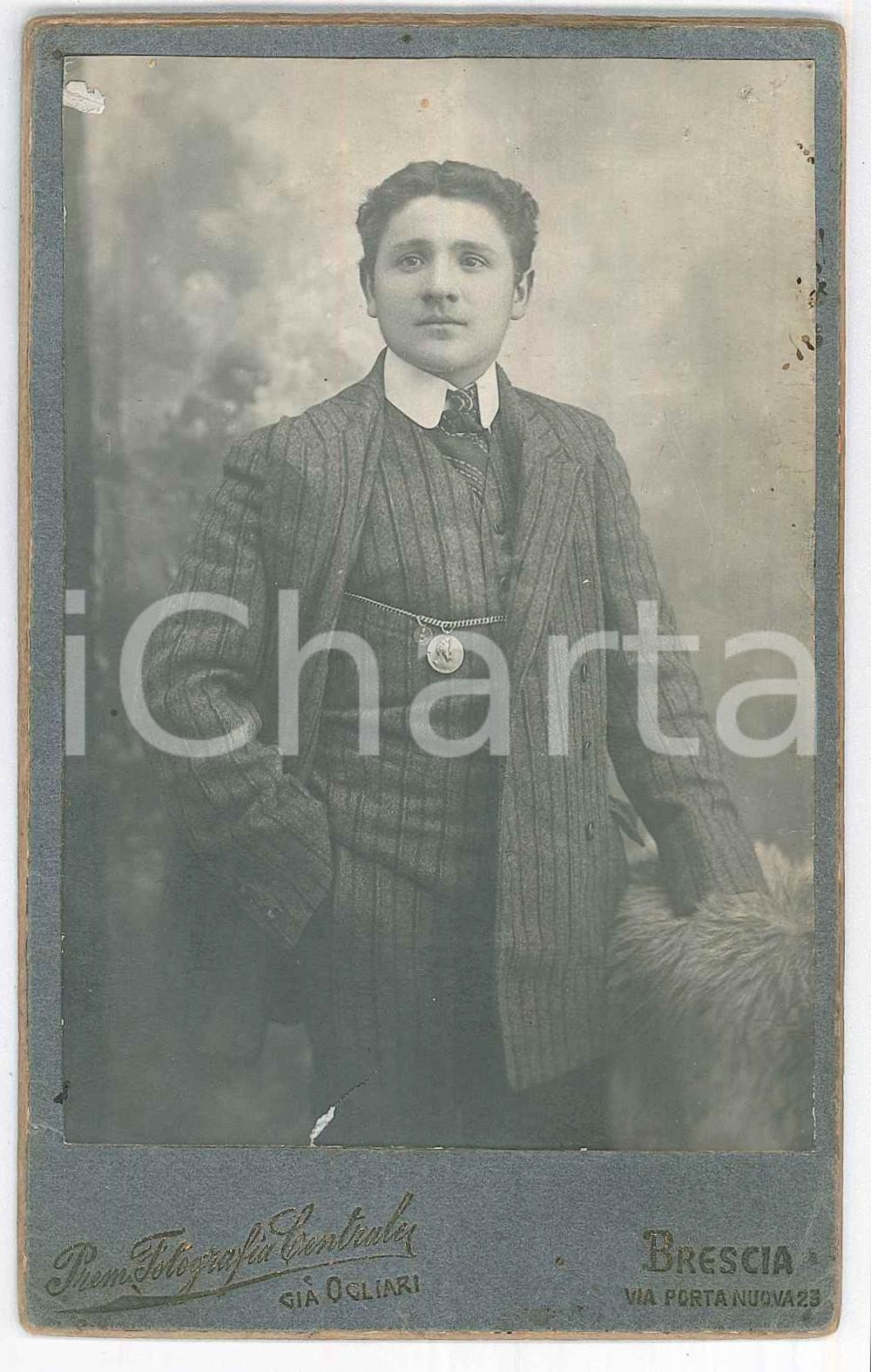 1910 ca BRESCIA Giovane uomo con completo a righe *Foto CENTRALE già OGLIARI Fotografia d'epoca, su cartoncino rigido.  POOR/danneggiato piccoli strappi marginali Formato: 8x13 cm originale e autentica 1