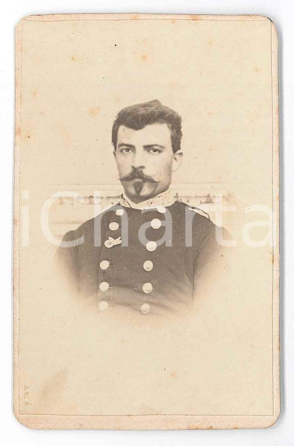 1870 ca REGIO ESERCITO - LUGO (RA) Ritratto ufficiale PROVATI - Foto CDV Fotografia d'epoca, su cartoncino rigido.Dedica manoscritta al verso, parzialmente coperta dai residui cartacei. POOR/danneggiato residui cartacei al verso Formato: 6x9 cm originale e autentica 1