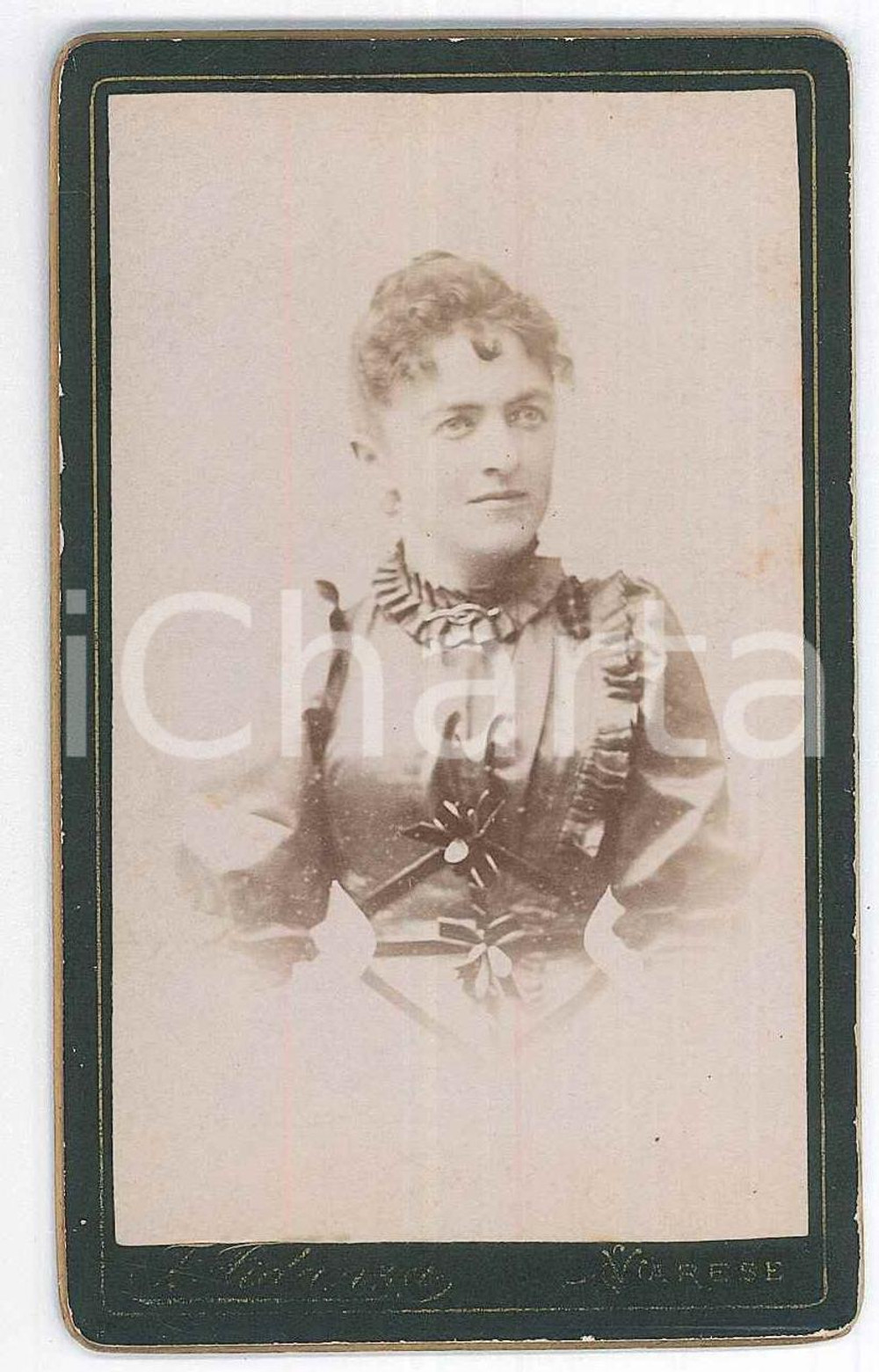 1890 ca VARESE Donna con abito ricamato - Foto FIDANZA - CDV  Fotografia d'epoca, su cartoncino rigido.FOTOGRAFO: Francesco FidanzaVarese - Corso V. Emanuele n. 54  GOOD/buono  Formato: 6x10 cm originale e autentica 1