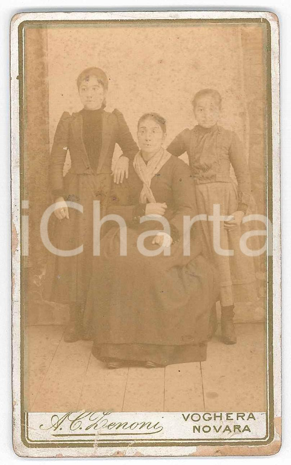 1890 ca ITALIA Ritratto di madre con le due figlie - Foto A. C. ZENONI CDV Fotografia d'epoca su cartoncino rigido.FOTOGRAFO: A. C. Zenoni - Voghera / Novara POOR/danneggiato rosure marginali; residui cartacei al verso Formato: 6x10 cm originale e autentica 1
