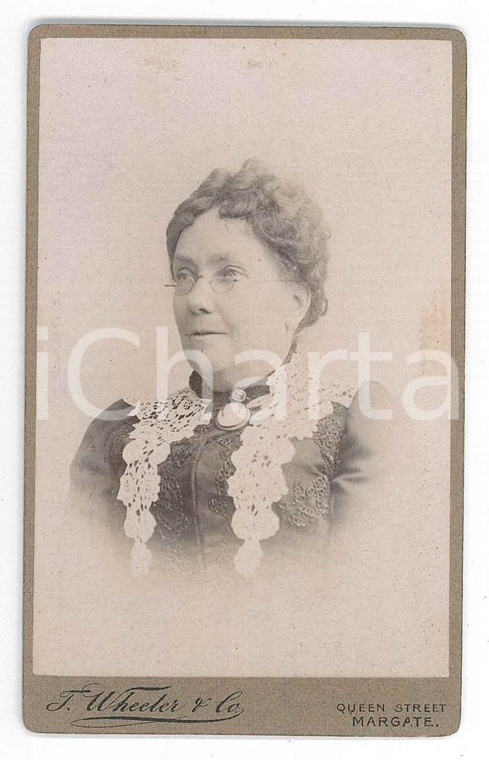1900 ca MARGATE (KENT, UK) Portrait of a woman - Photo T. WHEELER & CO. Fotografia d'epoca, montata su cartoncino rigido.FOTOGRAFO: T. Wheeler - Queen Street, Margate GOOD/buono  Formato: 6x10 cm originale e autentica 1