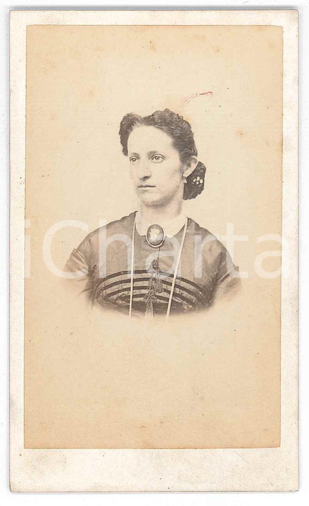 1870 ca TORINO Giovane donna in abito a righe - Busto - Foto MONTABONE CDV Fotografia d'epoca, su cartoncino morbido.  GOOD/buono  Formato: 6x10 cm originale e autentica 1
