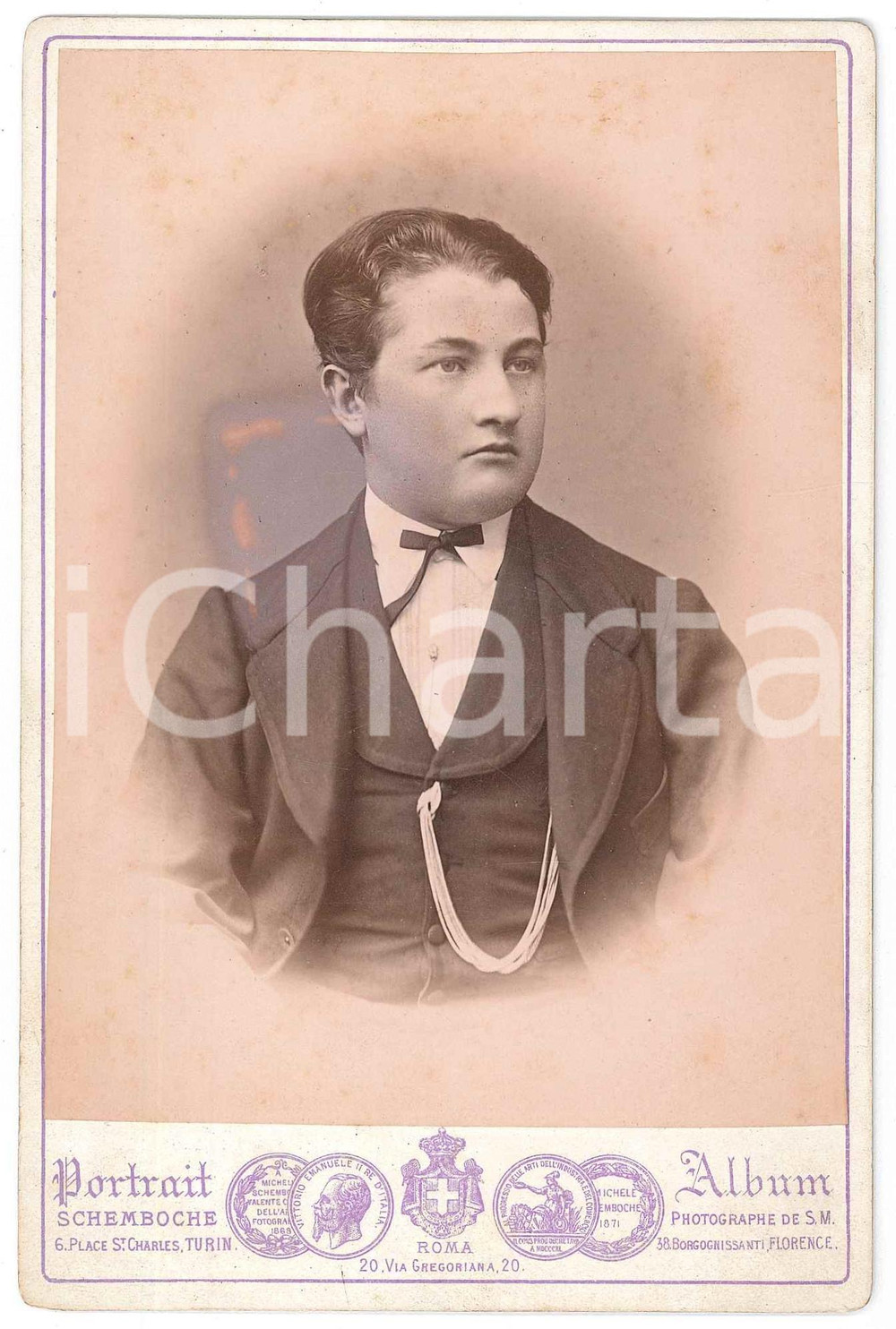 1875 ca TORINO Giovane uomo - Ritratto *Foto SCHEMBOCHE 11x16 cm DANNEGGIATA Fotografia d'epoca, montata su cartoncino morbido.FOTOGRAFO: Schemboche - Torino VERY POOR/gravemente danneggiato alone centrale Formato: 11x16 cm originale e autentica 1
