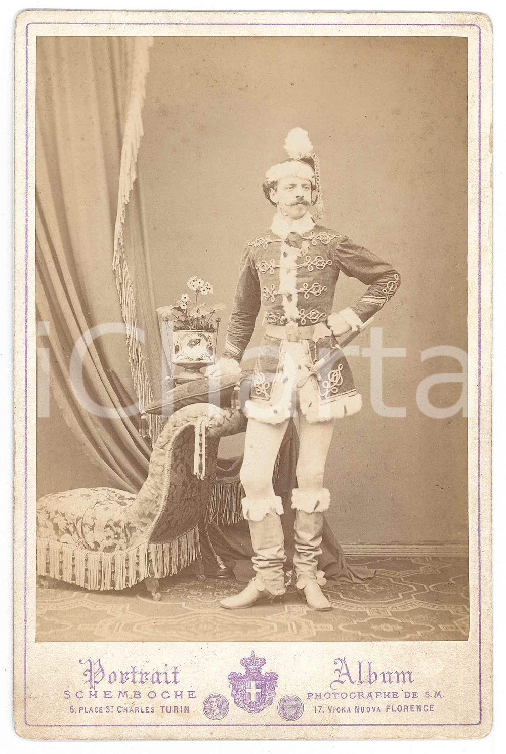 1880 ca TORINO Uomo in costume di scena con pelliccia - Foto SCHEMBOCHE RARA Fotografia d'epoca, montata su cartoncino morbido.FOTOGRAFO: Schemboche - Torino GOOD/buono  Formato: 11x16 cm originale e autentica 1
