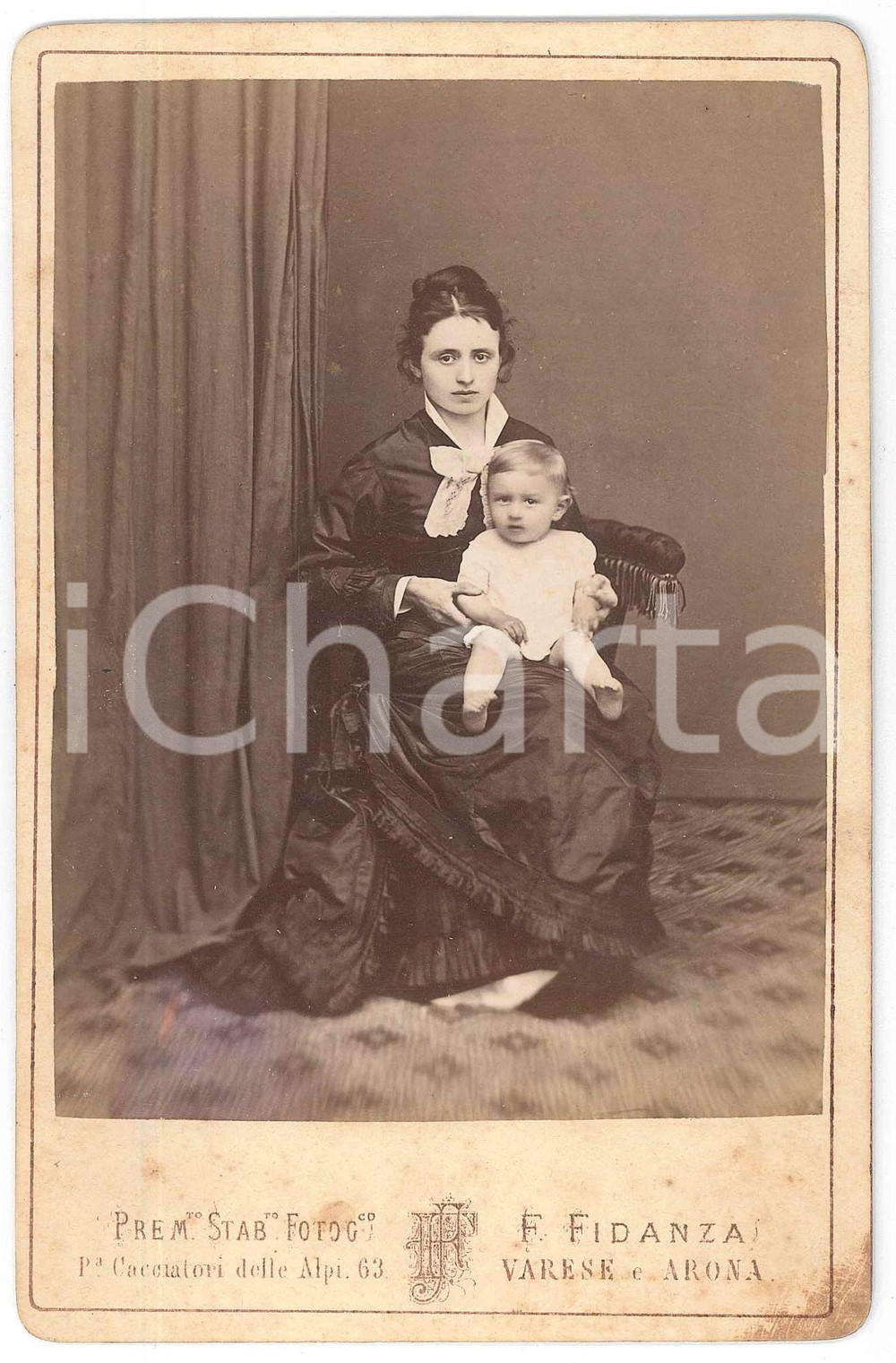 1880 ca VARESE Madre con il figlio sulle ginocchia - Foto FIDANZA 11x16 cm  Fotografia d'epoca, su cartoncino morbido.FOTOGRAFO: Francesco Fidanza - Varese / Arona  GOOD/buono ma lievi fioriture Formato: 11x16 cm originale e autentica 1
