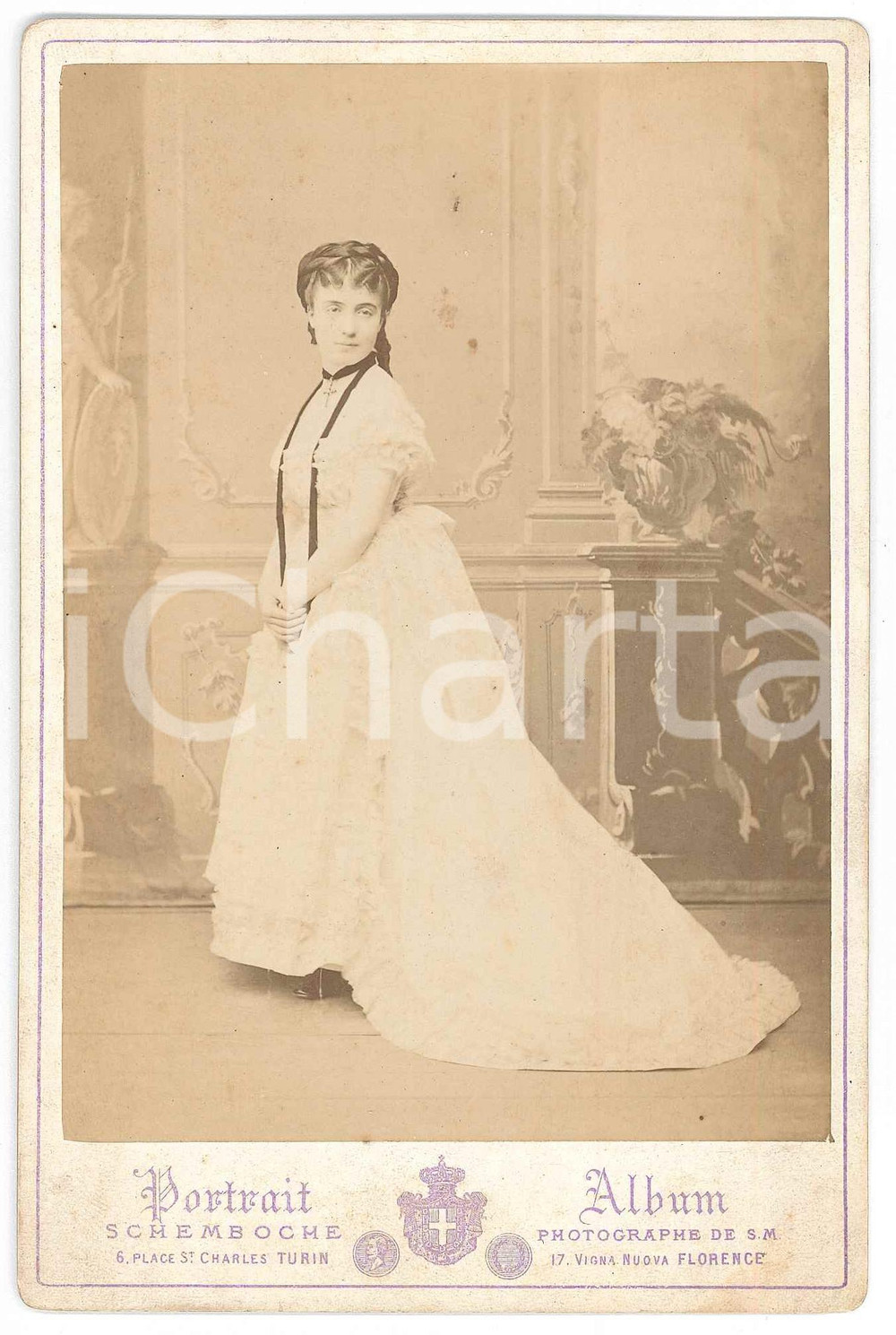 1875 ca TORINO Nobildonna in abito bianco - Ritratto *Foto SCHEMBOCHE 11x16 cm Fotografia d'epoca, montata su cartoncino morbido.FOTOGRAFO: Schemboche - Torino GOOD/buono  Formato: 11x16 cm originale e autentica 1