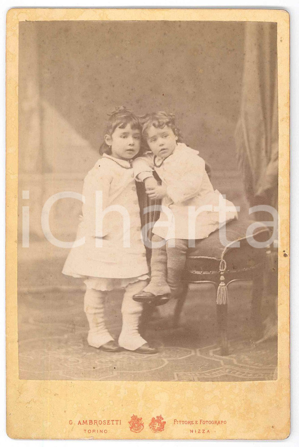 1875 ca TORINO Coppia di fratellini in abito bianco *Foto G. AMBROSETTI 11x16 cm Fotografia d'epoca su cartoncino rigido.FOTOGRAFO: G. Ambrosetti - Torino GOOD/buono  Formato: 11x16 cm originale e autentica 1