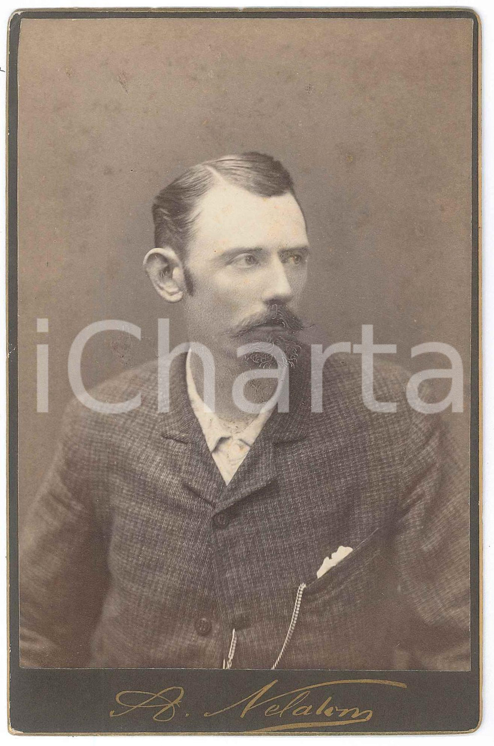 1910 ca Ritratto maschile con abito a quadretti - Foto A. NELATOM (?) 11x16 cm  Fotografia originale d'epoca, montata su cartoncino rigido. GOOD/buono  Formato: 11x16 cm originale e autentica 1