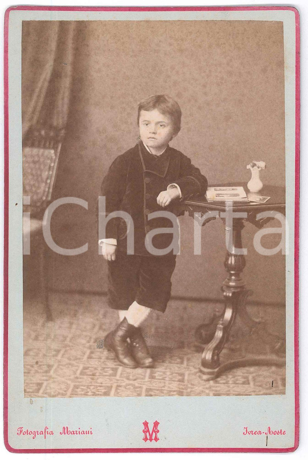 1880 ca Bambino in abito di velluto - Ritratto *Foto MARIANI - IVREA / AOSTA  Fotografia d'epoca, su cartoncino rigido, colorata a mano. GOOD/buono  Formato: 11x16 cm originale e autentica 1