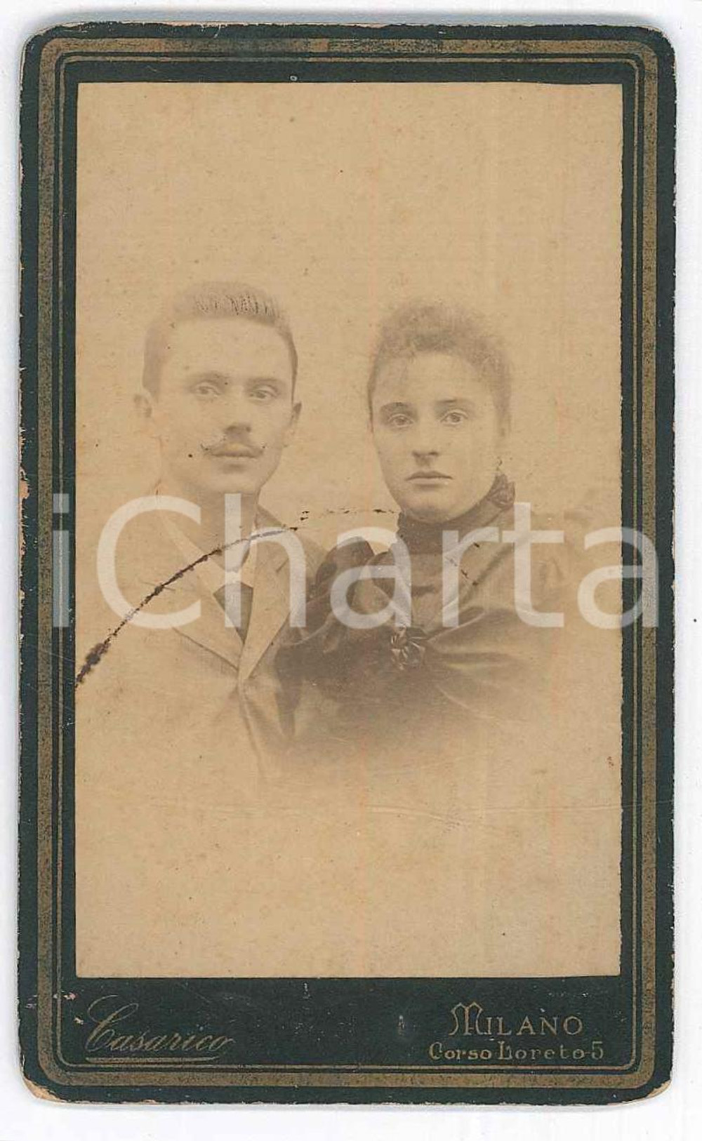 1890 ca MILANO Coppia di giovani sposi - Ritratto - Foto CASARICO - CDV  Fotografia d'epoca, su cartoncino rigido.FOTOGRAFO: Casarico - Milano, Corso Loreto 5 POOR/danneggiato macchia centrale Formato: 6x10 cm originale e autentica 1