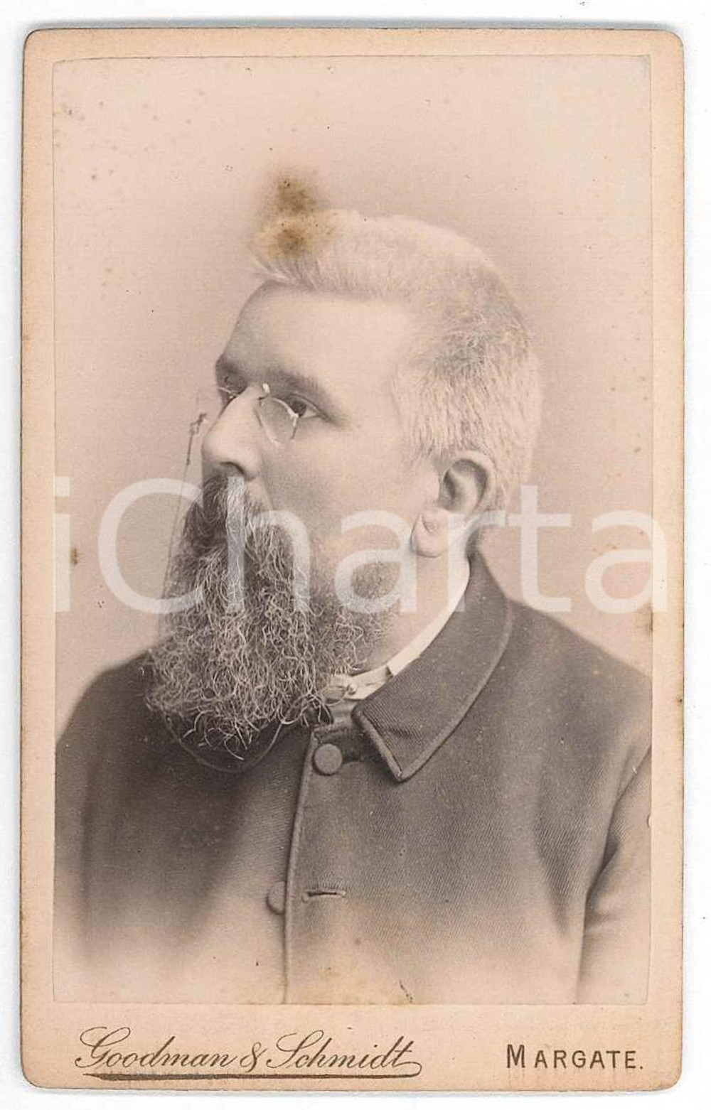 1890 ca MARGATE (KENT) Portrait of a white-haired man - Photo GOODMAN & SCHMIDT Fotografia d'epoca, montata su cartoncino rigido.FOTOGRAFO: Goodman &amp; Schmidt - Fort Studio, Margate FAIR/discreto macchie centrali Formato: 6x10 cm originale e autentica 1