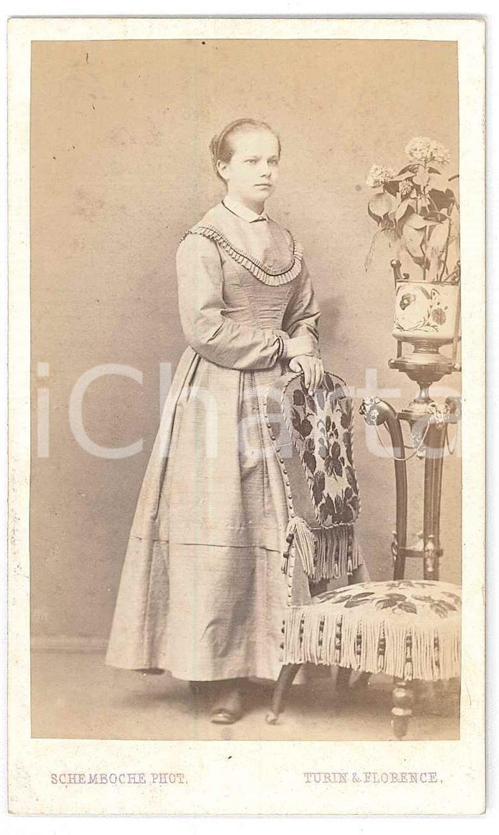 1870 ca TORINO Giovane donna in abito chiaro - Foto SCHEMBOCHE CDV  Fotografia d'epoca, su cartoncino morbido.FOTOGRAFO: Schemboche - Torino, piazza S. Carlo n. 6 GOOD/buono  Formato: 6x10 cm originale e autentica 1