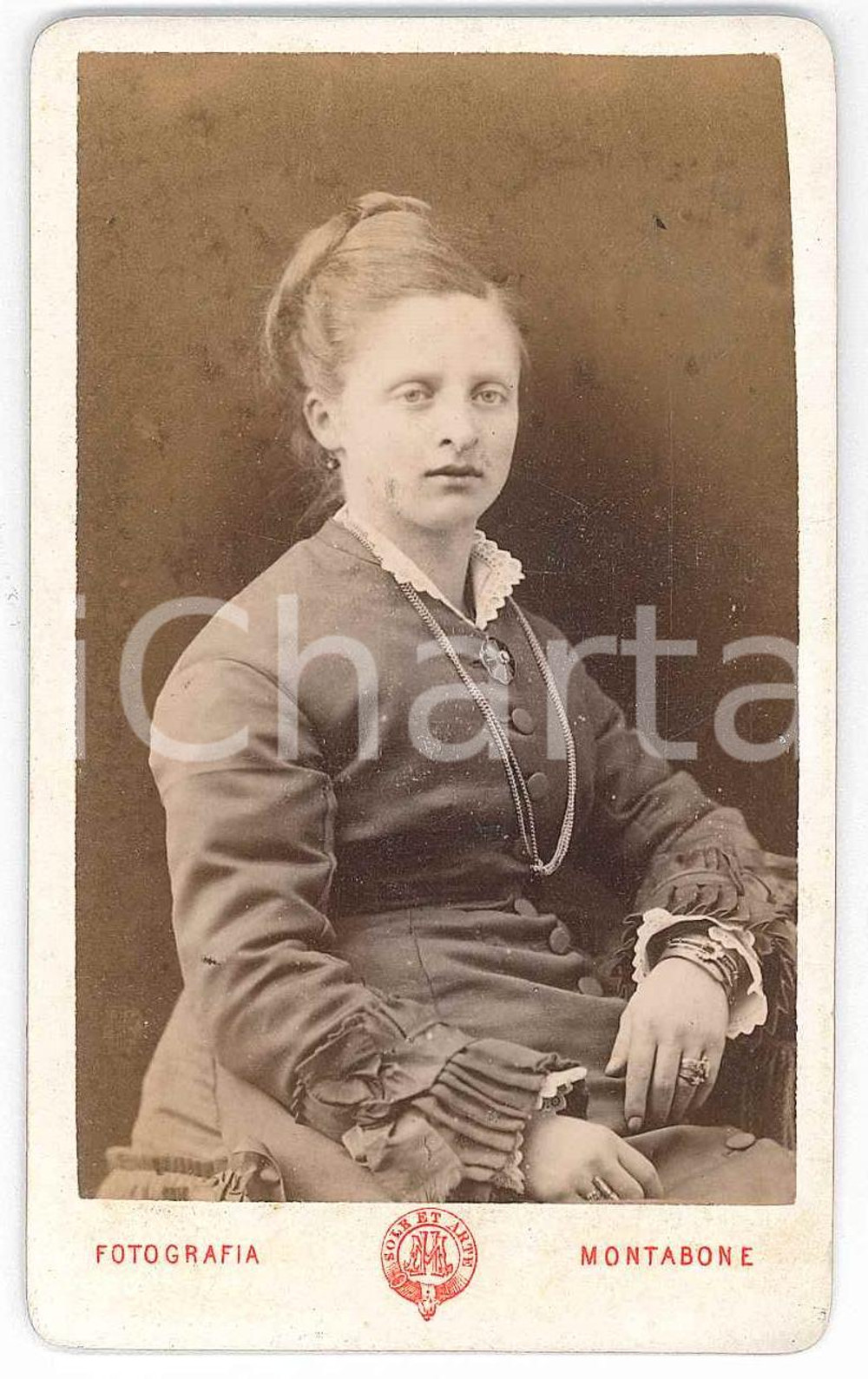 1870 ca TORINO Giovane donna in abito scuro - Ritratto - Foto MONTABONE CDV Fotografia d'epoca, su cartoncino rigido.  GOOD/buono  Formato: 6x10 cm originale e autentica 1