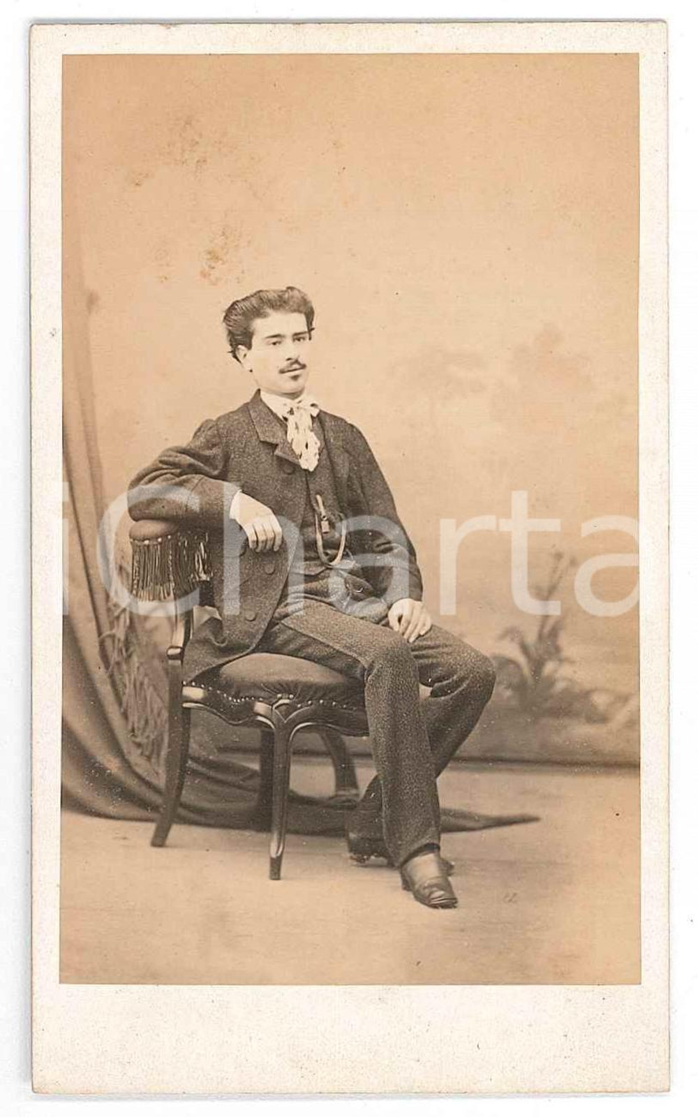 1865 TORINO Ritratto di G. MOLINARI seduto - Foto SCHEMBOCHE CDV  Fotografia d'epoca, su cartoncino morbido.Dedica manoscritta al verso.FOTOGRAFO: Schemboche - Torino, piazza S. Carlo n. 6 GOOD/buono  Formato: 6x10 cm originale e autentica 1
