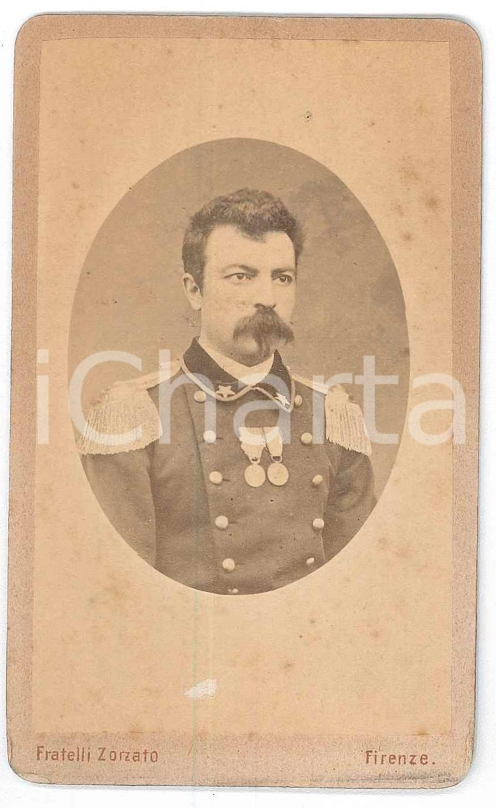 1870 ca REGIO ESERCITO FIRENZE Ufficiale con decorazioni - Foto Fratelli ZORZATO Fotografia d'epoca, su cartoncino morbido.CONDIZIONI: G FAIR/discreto lievi fioriture e piccola abrasione centrale Formato: 6x10 cm originale e autentica 1