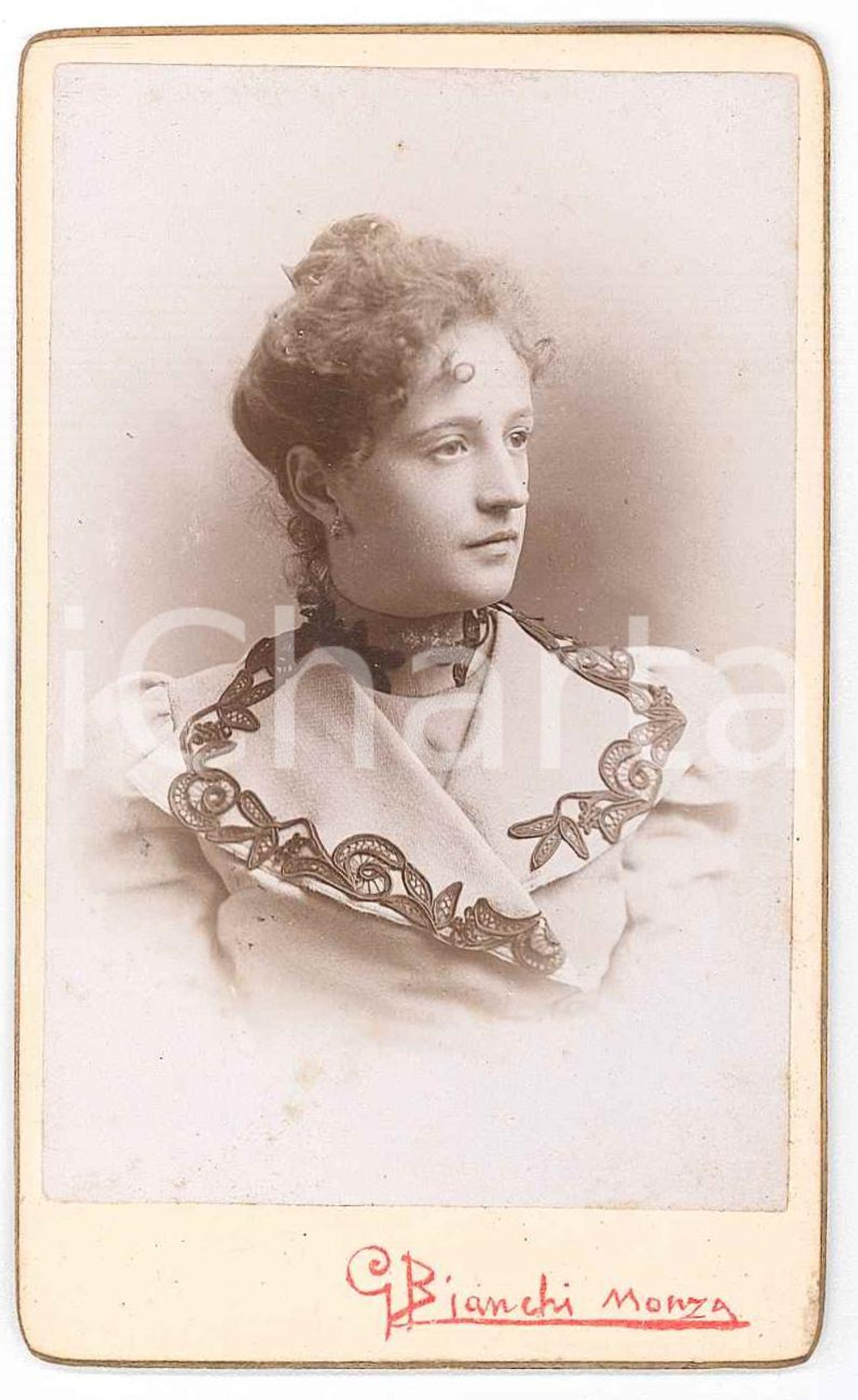 1900 ca MONZA Giovane donna con abito ricamato - Ritratto - Foto G. BIANCHI CDV Fotografia d'epoca, su cartoncino rigido. GOOD/buono  Formato: 6x10 cm originale e autentica 1