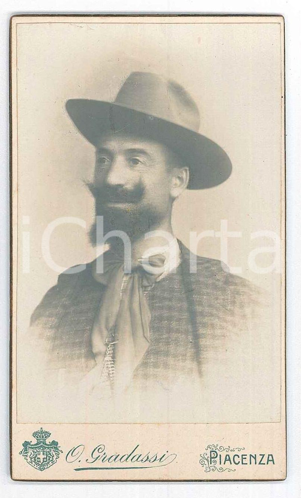 1900 ca PIACENZA Uomo con cappello e abito a quadretti *Foto O. GRADASSI CDV Fotografia d'epoca, su cartoncino rigido.CONDIZIONI: G GOOD/buono  Formato: 6x10 cm originale e autentica 1