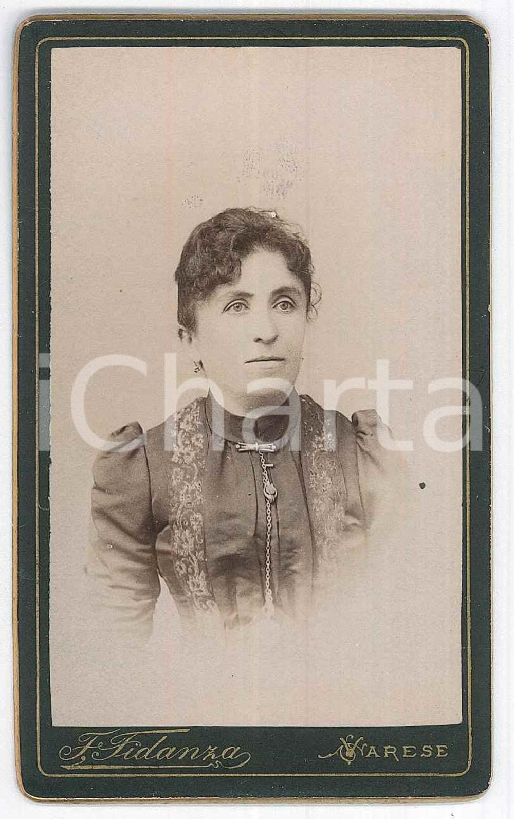1890 ca VARESE - Ritratto di donna con abito a ricami - Foto FIDANZA - CDV  Fotografia d'epoca, su cartoncino rigido.FOTOGRAFO: Francesco FidanzaVarese - Corso V. Emanuele n. 54  GOOD/buono  Formato: 6x10 cm originale e autentica 1
