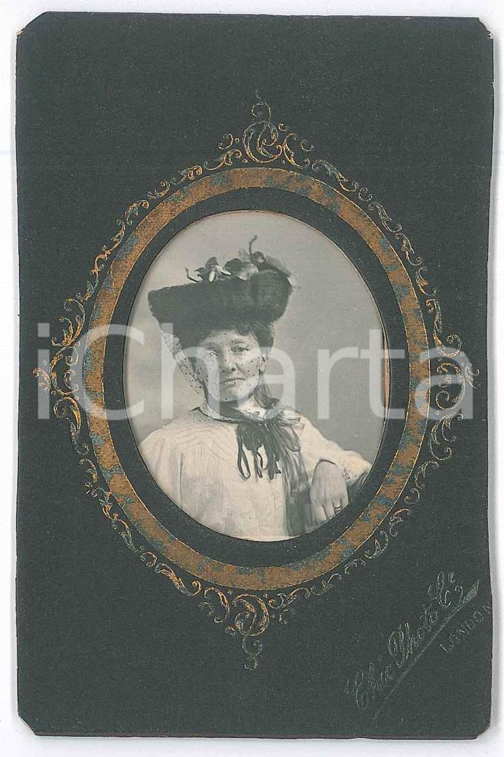 1900 ca LONDON Lady wearing hat with veil - Chic Photo 6x10 cm  Fotografia d'epoca, su cartoncino rigido.  GOOD/buono  Formato: 6x10 cm originale e autentica 1