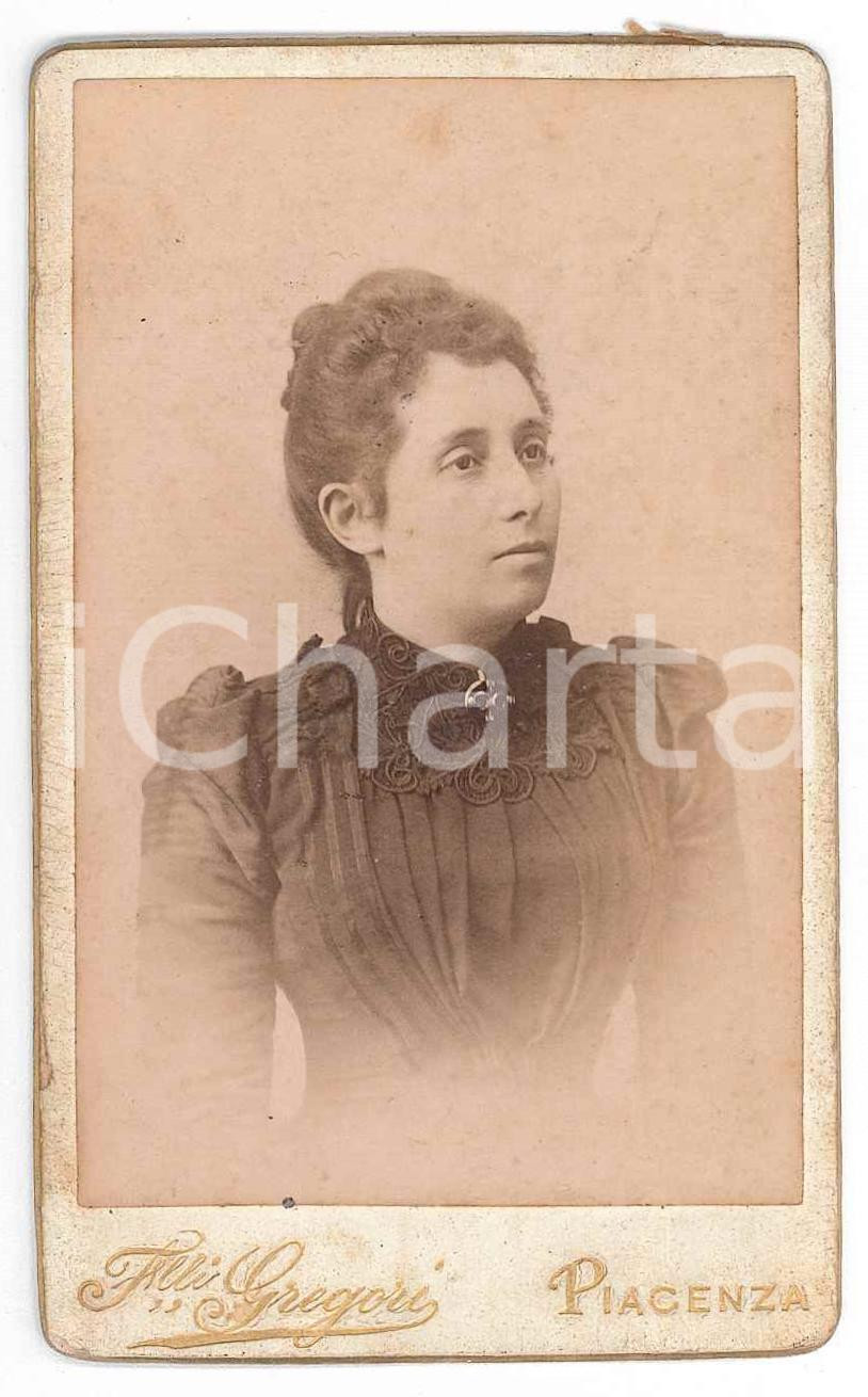 1890 ca PIACENZA Donna in abito ricamato - Foto Fratelli GREGORI CDV Fotografia d'epoca, su cartoncino rigido.CONDIZIONI: G GOOD/buono  Formato: 6x10 cm originale e autentica 1