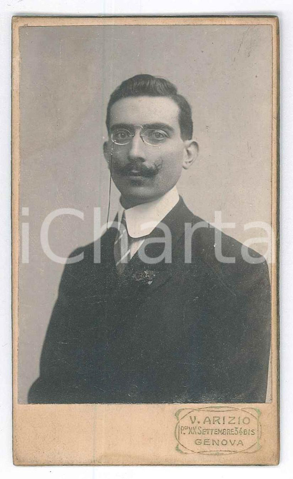 1912 VENTIMIGLIA Ritratto di Federico ZACCONE - Foto Vittorio ARIZIO CDV  Fotografia d'epoca, montata su cartoncino rigido.Dedica autografa al verso.FOTOGRAFO: Vittorio Arizio - Genova, portici XX Settembre 34 bis GOOD/buono  Formato: 6x10 cm originale e autentica 1