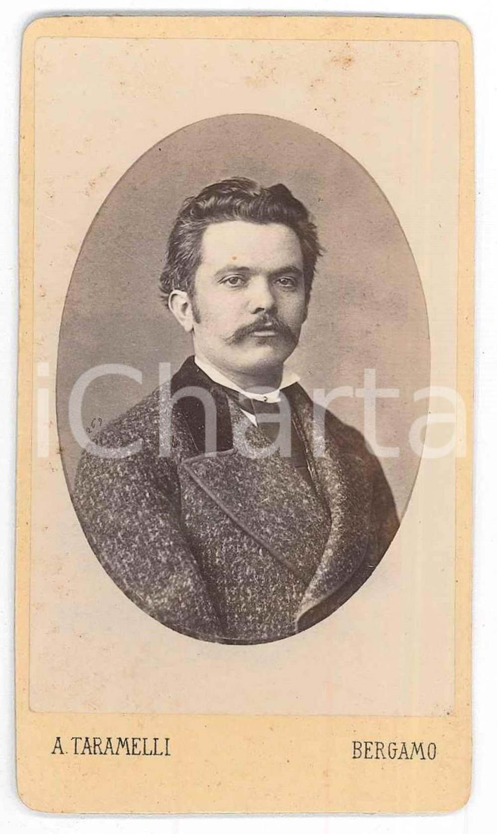 1870 ca BERGAMO Ritratto maschile con cappotto - Foto TARAMELLI CDV Fotografia d'epoca su cartoncino.FOTOGRAFO: Andrea Taramelli - Bergamo, Contrada S. Bartolomeo 1147 GOOD/buono  Formato: 6x10 cm originale e autentica 1