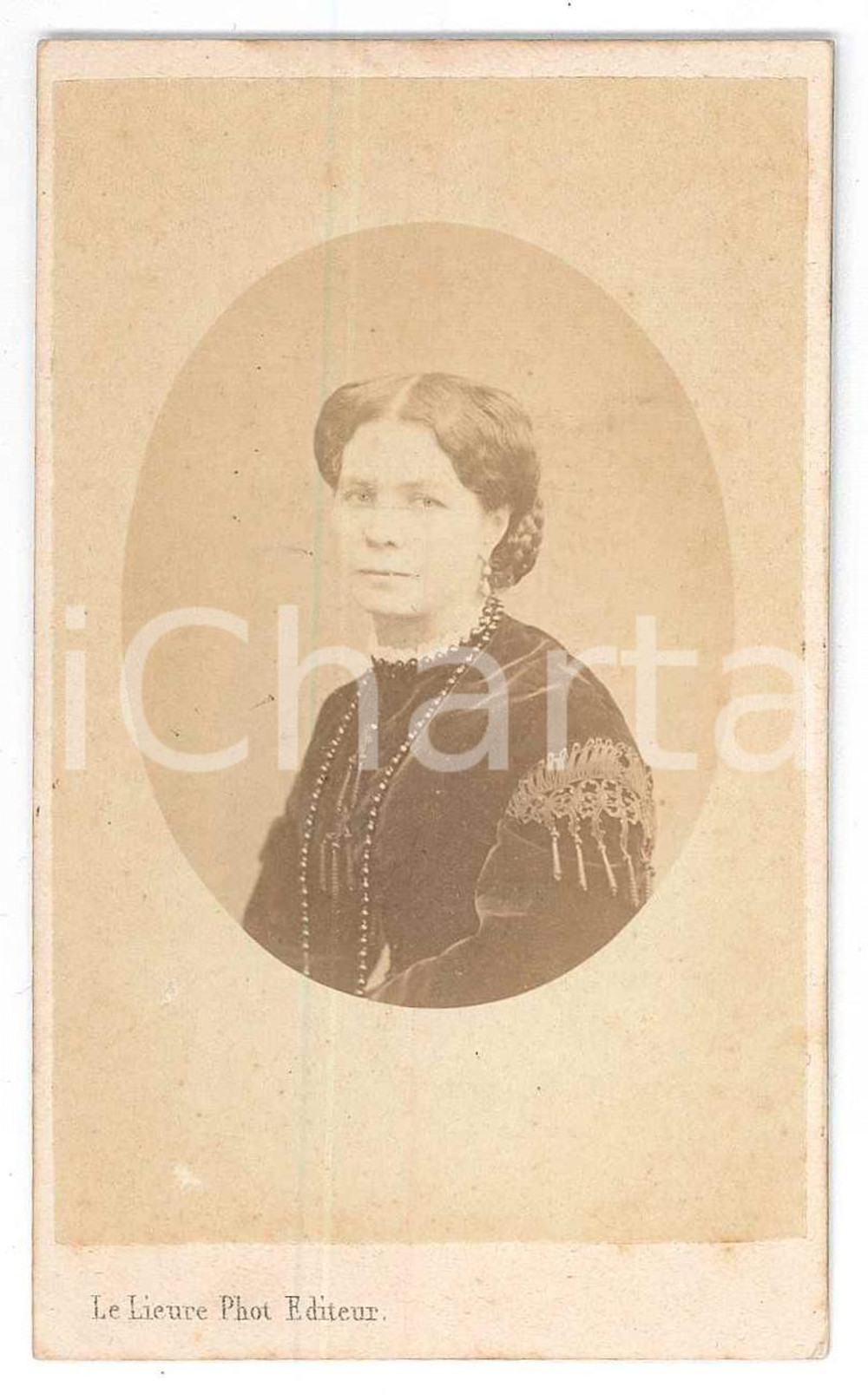 1870 ca TORINO Ritratto di donna con abito di velluto - Foto LE LIEURE - CDV  Fotografia originale d'epoca, su cartoncino morbido.FOTOGRAFO: Le Lieure - Torino GOOD/buono  Formato: 6x10 cm originale e autentica 1