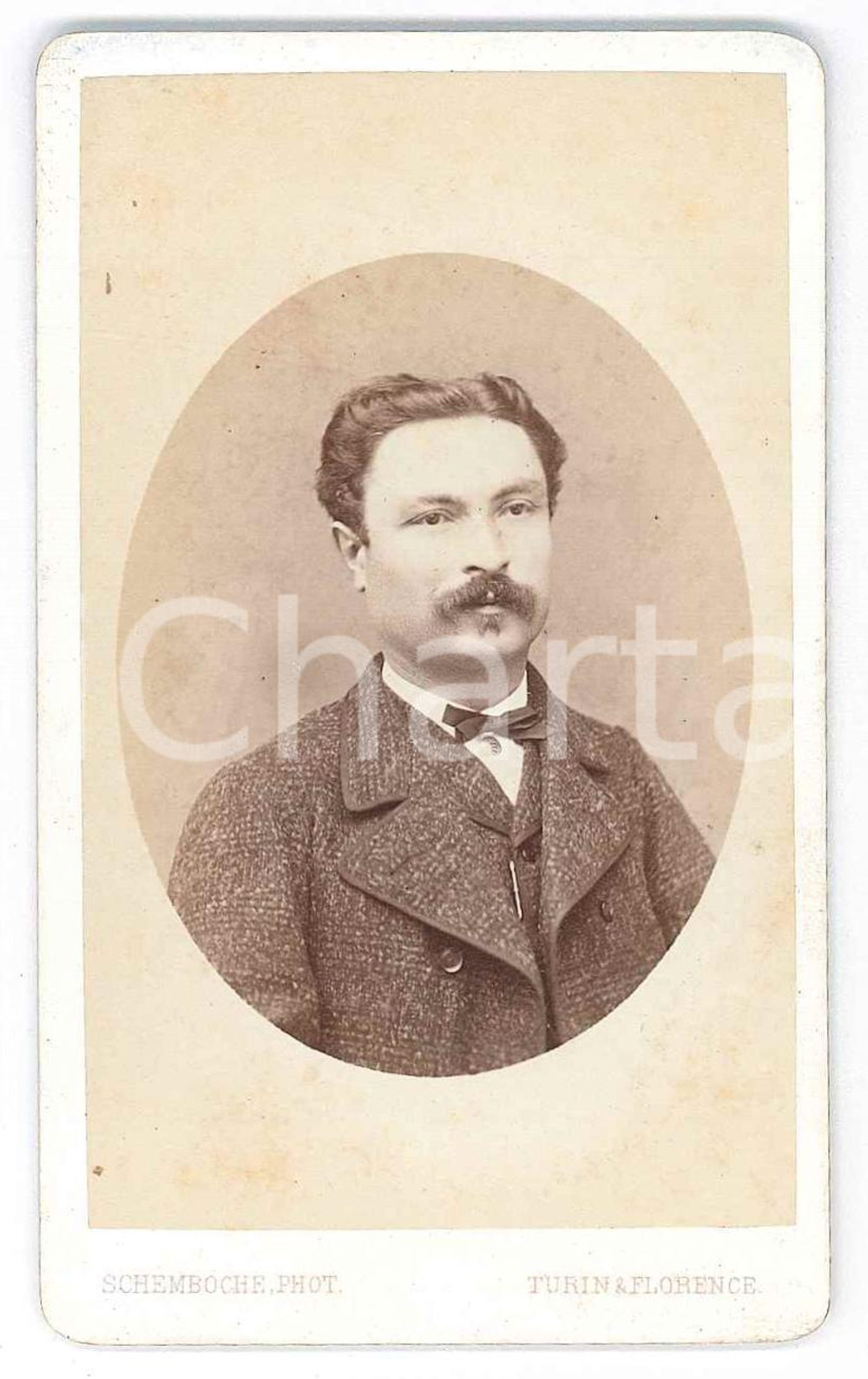 1870 ca TORINO Ritratto maschile con cappotto - Busto - Foto SCHEMBOCHE CDV  Fotografia d'epoca, su cartoncino rigido.FOTOGRAFO: Schemboche - Torino, piazza S. Carlo n. 6 GOOD/buono  Formato: 6x10 cm originale e autentica 1