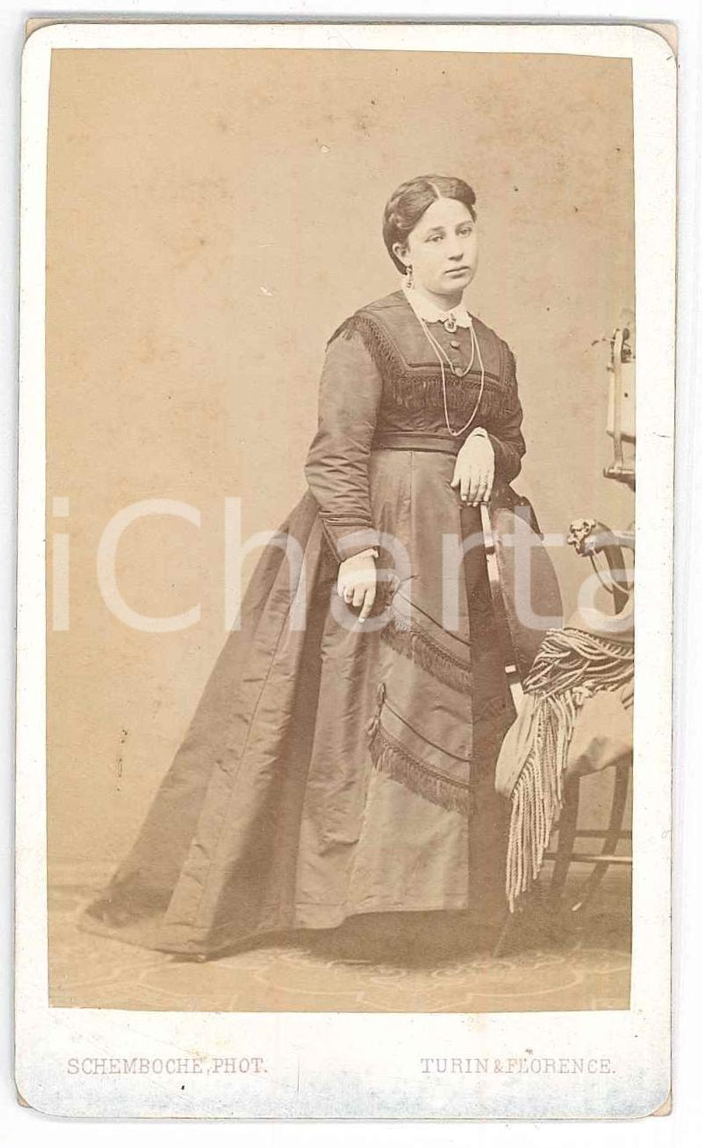 Fotografia d epoca originale 1870 ca TORINO Giovane donna in abito scuro  Foto SCHEMBOCHE CDV 1