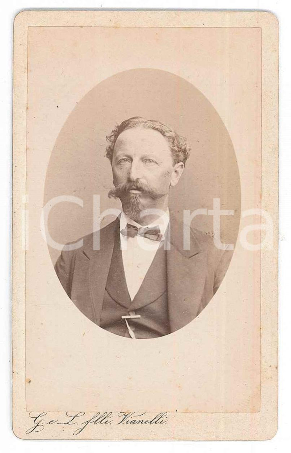 1875 ca VENEZIA Ritratto di un giovane uomo - Foto Fratelli VIANELLI CDV Fotografia d'epoca, su cartoncino rigido.FOTOGRAFO: Fratelli Vianelli - Venezia GOOD/buono  Formato: 6x10 cm originale e autentica 1