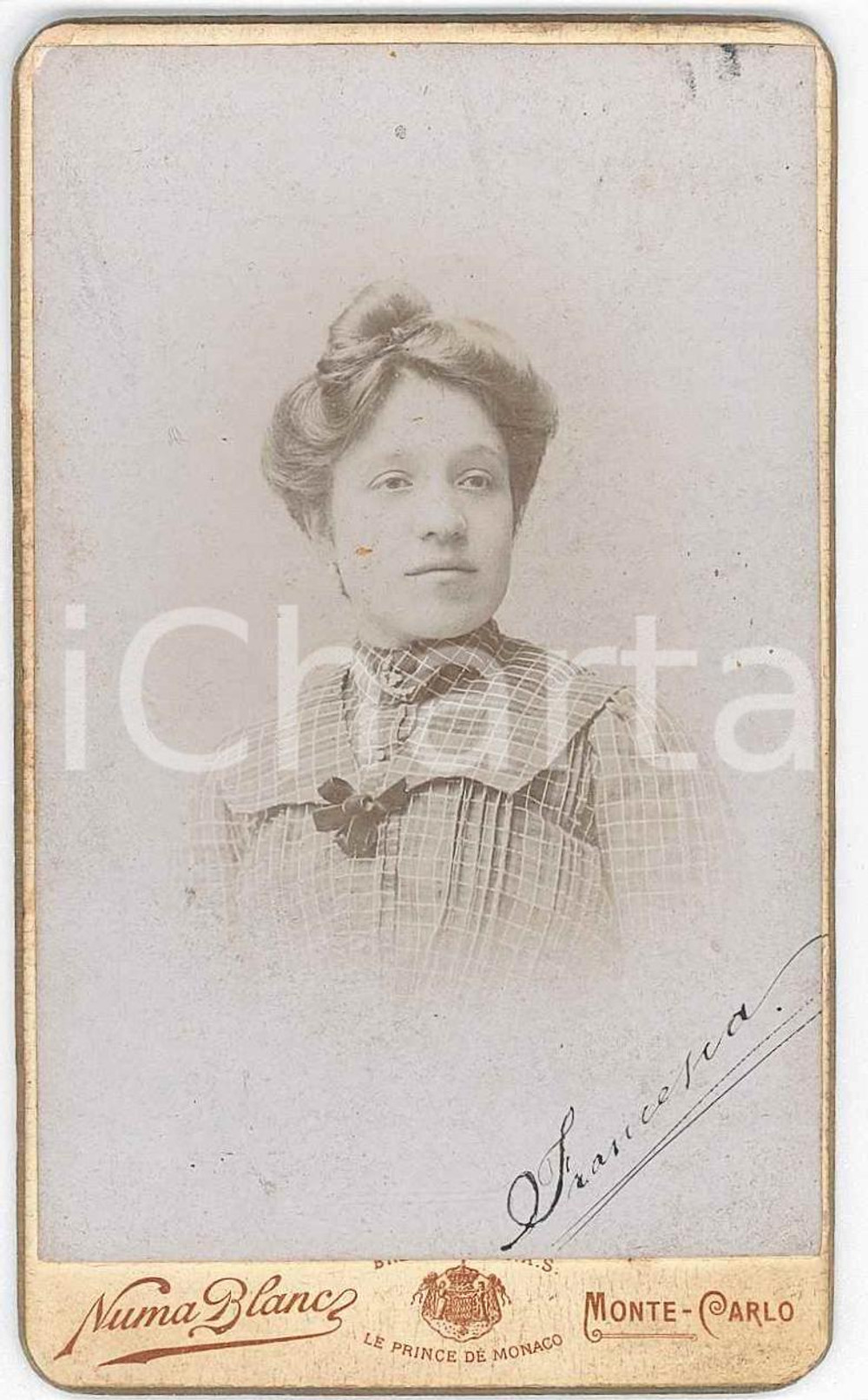 1890 ca MONACO MONTE-CARLO Giovane donna italiana - Foto NUMA BLANC CDV Fotografia d'epoca, su cartoncino rigido.CONDIZIONI: G GOOD/buono  Formato: 6x10 cm originale e autentica 1