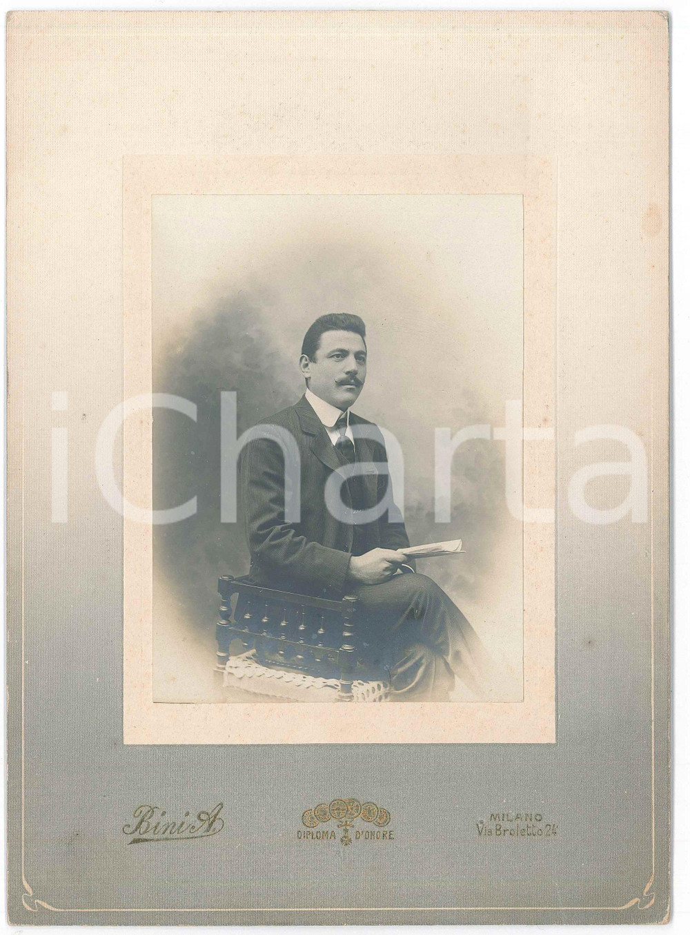 1915 ca MILANO Ritratto maschile seduto - Foto A. BINI 17x24 cm  Fotografia d'epoca, su cartoncino rigido.FOTOGRAFO: A. Bini - Milano, via Broletto 24  GOOD/buono  Formato: 17x24 cm originale e autentica 1