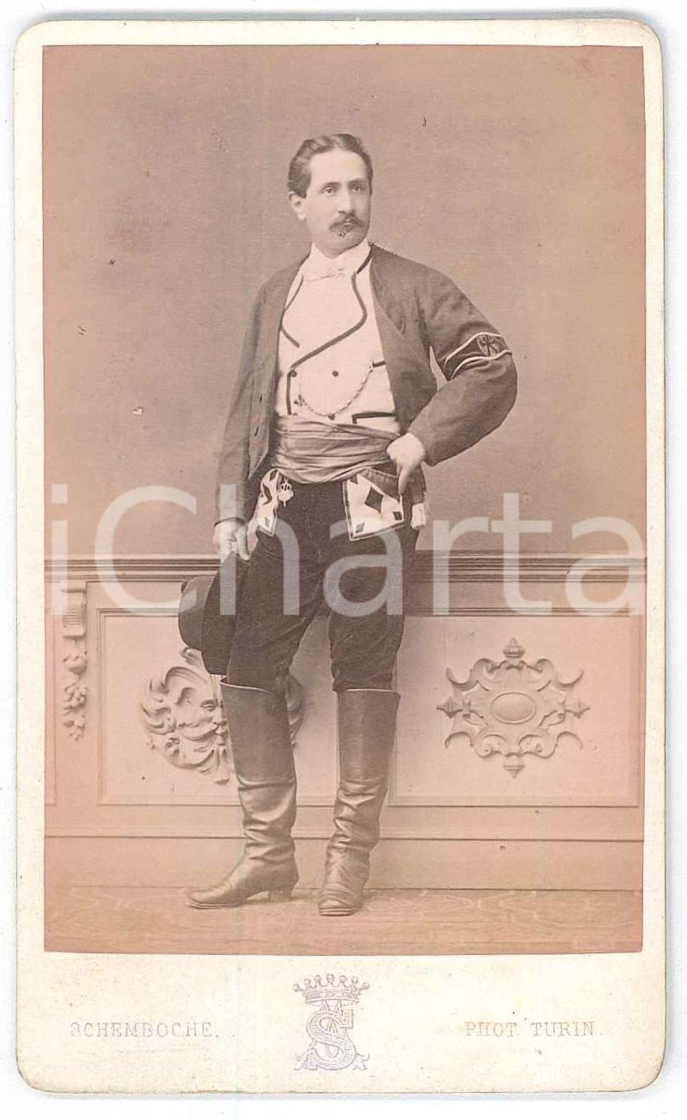 1870 ca TORINO Uomo in costume tradizionale (4) Foto SCHEMBOCHE CDV  Fotografia d'epoca, su cartoncino morbido. GOOD/buono  Formato: 6x10 cm originale e autentica 1