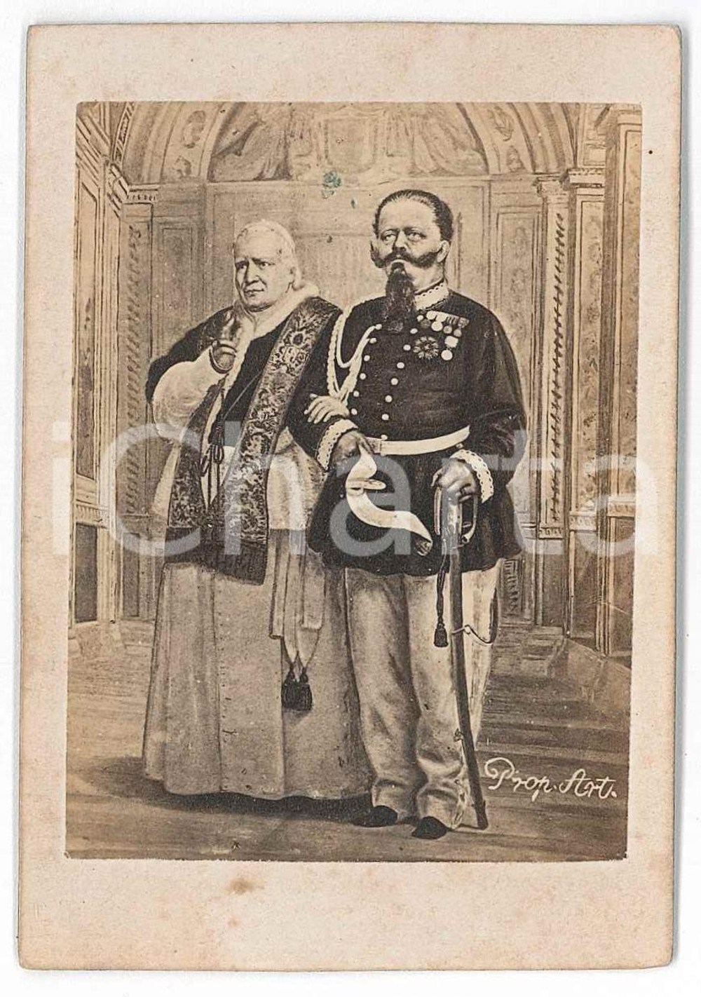 1870 ca RISORGIMENTO PROPAGANDA Pio IX Vittorio Emanuele II - Fotomontaggio RARO  Fotografia originale d'epoca, stampata all'albumina e montata su cartoncino.Si tratta del celebre fotomontaggio che fu realizzato da Enrico Verzaschi dopo la breccia di Porta Pia, come immagine di riconciliazione nazionale.  GOOD/buono  Formato: 7x10 cm originale e autentica 1