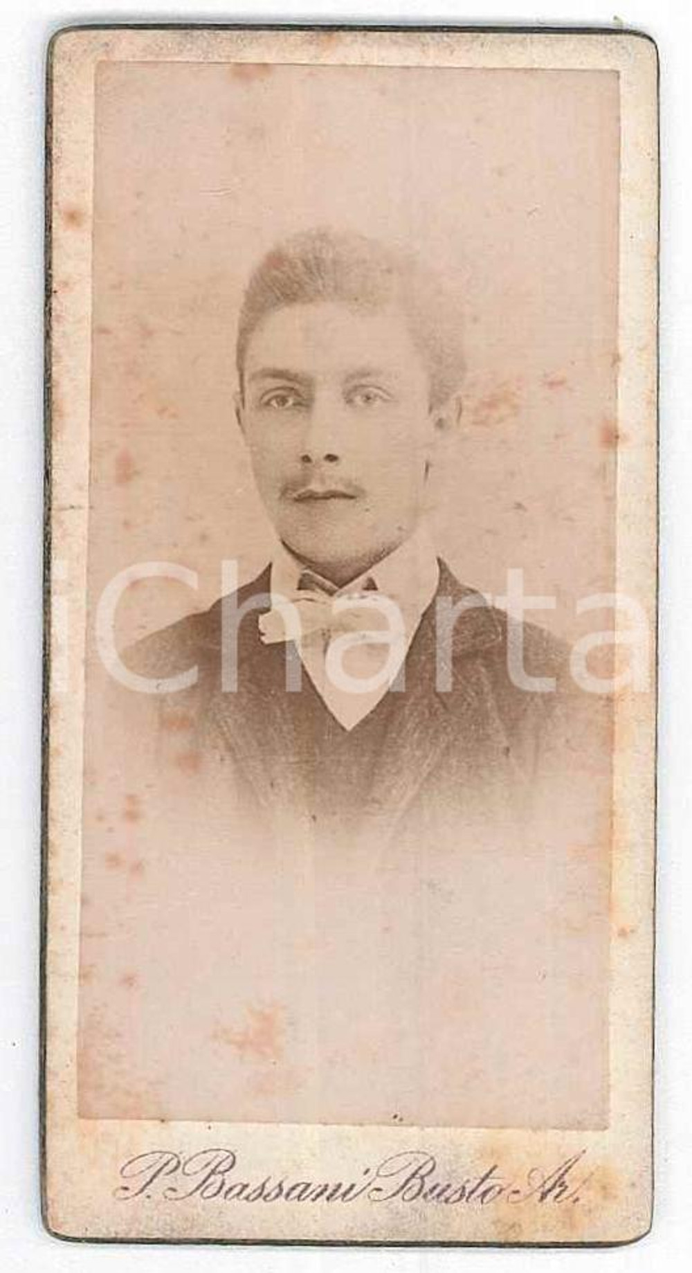 1900 ca BUSTO ARSIZIO Ritratto di giovane uomo *Foto Pompeo BASSANI 4x8 cm Fotografia d'epoca, su cartoncino rigido.CONDIZIONI: G FAIR/discreto fioriture Formato: 4x8 cm originale e autentica 1