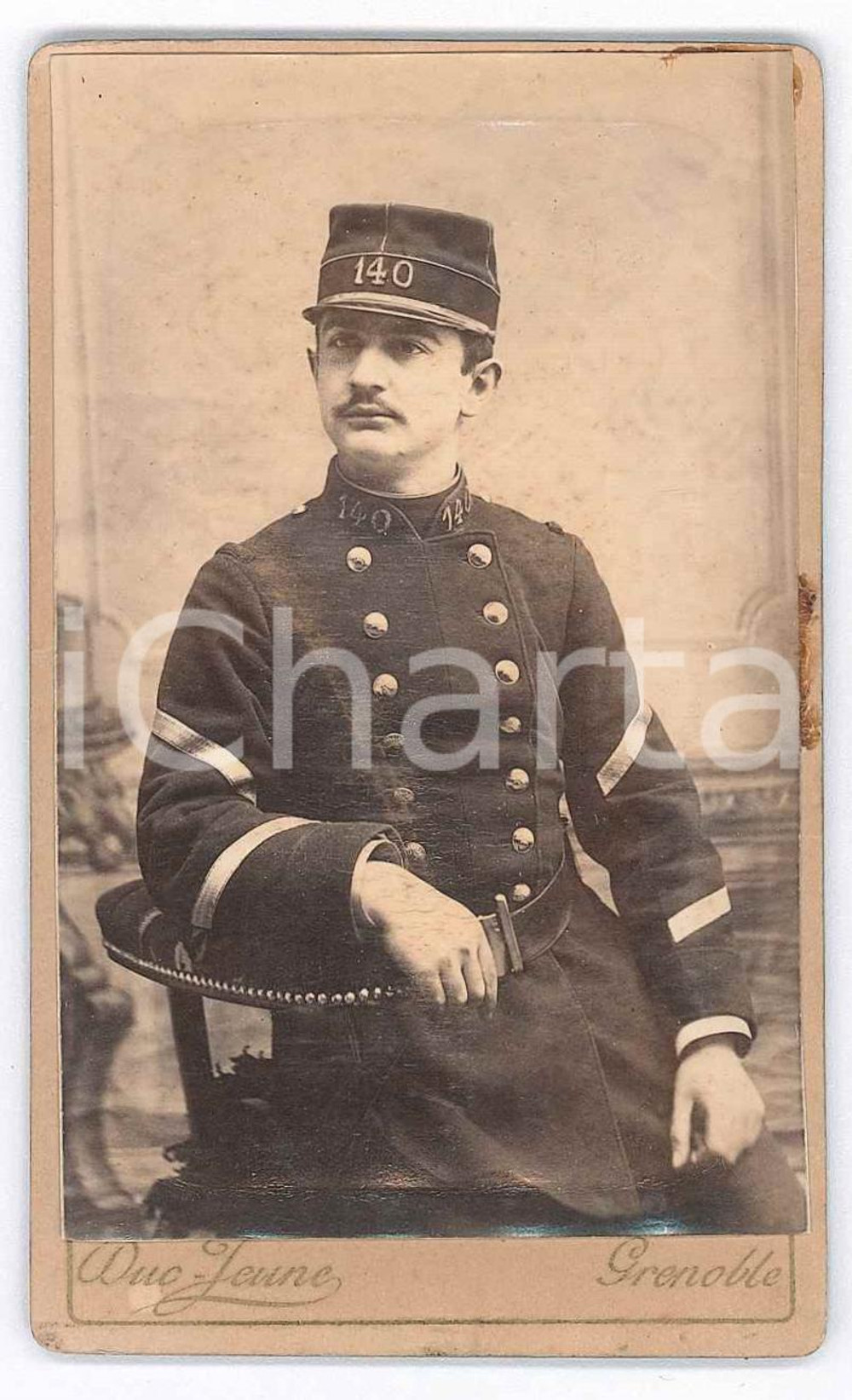 1890 ca GRENOBLE Armée de Terre - Officier 140e Rgt - Photo DUC-JEUNE CDV Fotografia d'epoca, su cartoncino rigido.CONDIZIONI: G GOOD/buono lievi residui di colla Formato: 6x10 cm originale e autentica 1