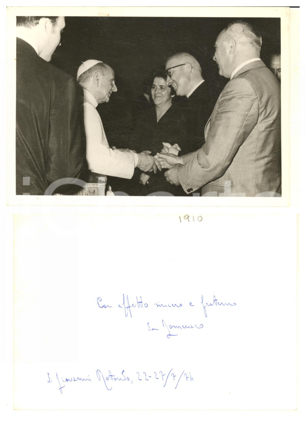 1973 SAN GIOVANNI ROTONDO Papa Paolo VI Don Domenico LABELLARTE - Foto AUTOGRAFO  Fotografia originale d'epoca, che mostra l'incontro tra don Domenico Labellarte, fondatore dell'Opera al Servizio della Divina Misericordia, e papa Paolo VI, in occasione del trentennale.Messaggio autografo di don Labellarte al verso, datato 1974. GOOD/buono  Formato: 15x10 cm originale e autentica 1