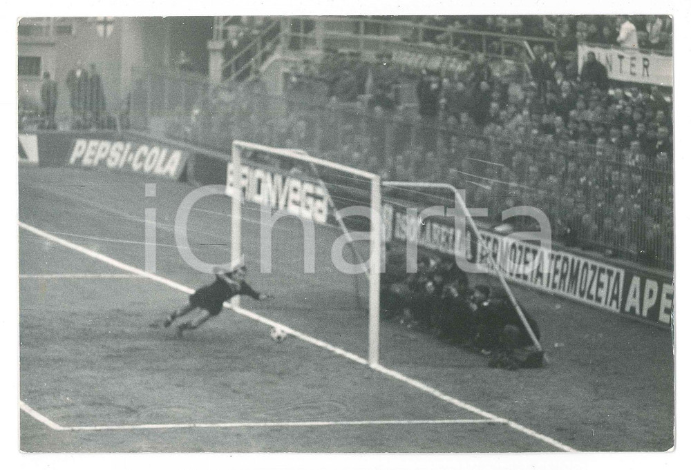 1966 CALCIO SERIE A - Partita INTER-FOGGIA 5-0 Goal dell'INTER - Foto 18x13 cm  Fotografia originale d'epoca. GOOD/buono  Formato: 18x13 cm originale e autentica 1