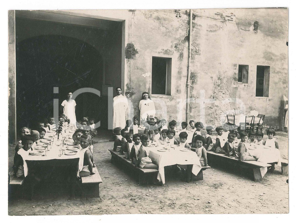 1920 ca ITALIA Orfanotrofio (?) - Refezione in cortile - Foto 17x12 cm  Fotografia originale d'epoca. GOOD/buono  Formato: 17x12 cm originale e autentica 1