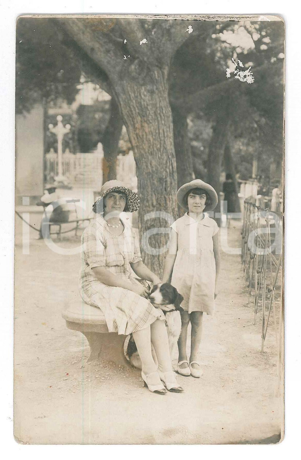 1931 LIVORNO Santuario della Madonna di Montenero - Madre e figlia *Foto vintage  Fotografia originale d'epoca, in formato cartolina postale. FAIR/discreto piccole macchie, difetti di stampa e lieve abrasione al lato superiore; macchie di umidità al verso Formato: 9x14 cm originale e autentica 1