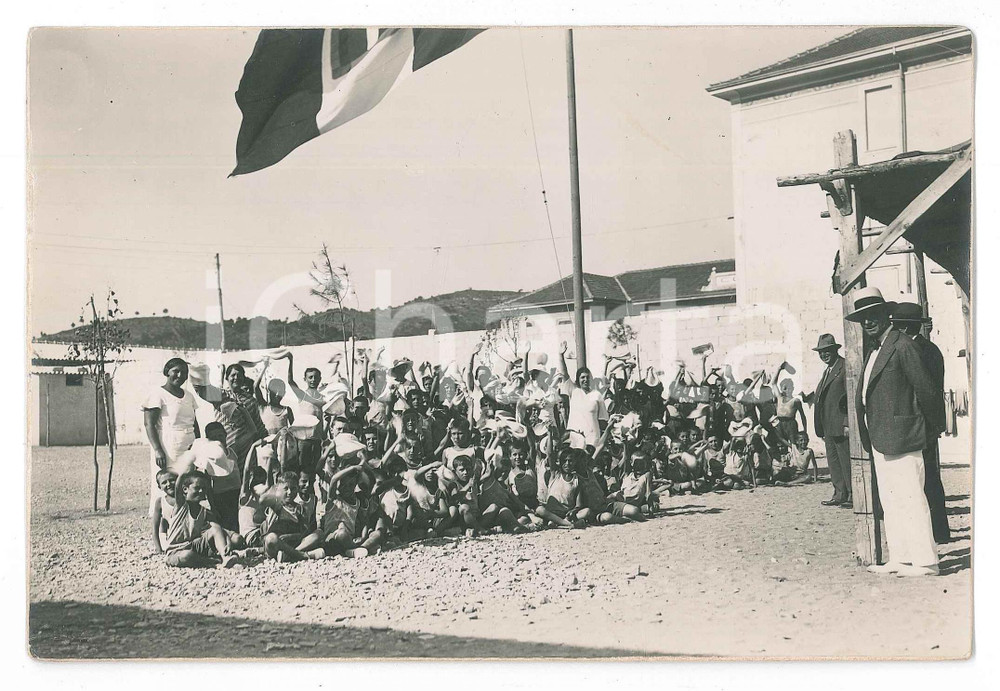 1930 ca MARINA DI ANDORA Colonia SALUS - Ritratto di gruppo - Foto 17x12 cm  Fotografia originale d'epoca. FAIR/discreto piegatura centrale Formato: 17x12 cm originale e autentica 1