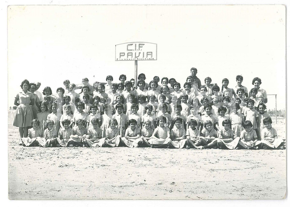 1960 ca CHIAVARI Colonia CIF Pavia - Bambine in spiaggia - Foto 15x10 cm  Fotografia originale d'epoca. POOR/danneggiato piegatura angolare Formato: 15x10 cm originale e autentica 1