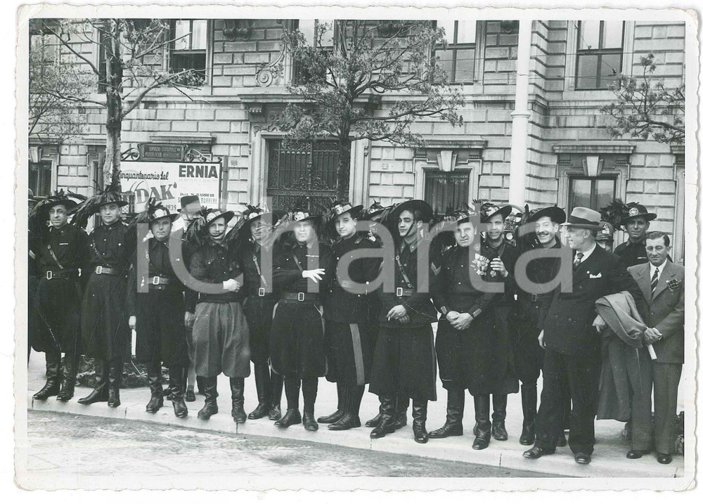 1934 NAPOLI Adunata annuale dei BERSAGLIERI - Foto 18x13 cm  Fotografia originale d'epoca. FAIR/discreto piegature angolari Formato: 18x13 cm originale e autentica 1