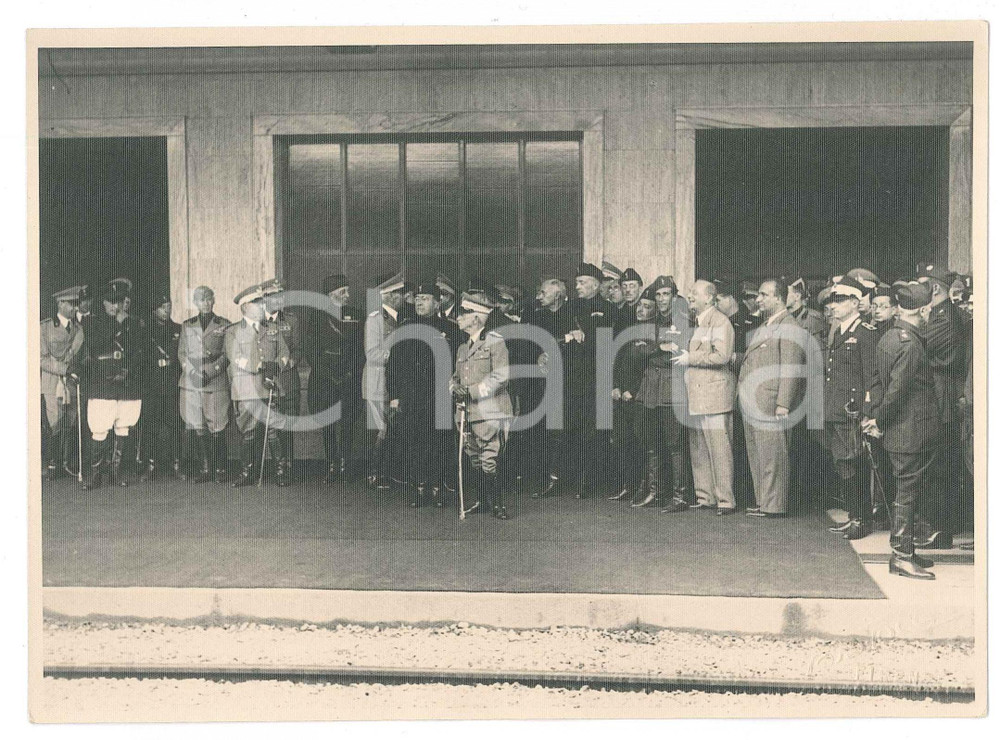 1938 Stazione di FIRENZE - Vittorio Emanuele III attende Mussolini *Foto 18x13  Fotografia originale d'epoca, scattata in occasione del rientro di Benito Mussolini dalla Conferenza di Monaco.FOTOGRAFO: Locchi - Firenze GOOD/buono  Formato: 18x13 cm originale e autentica 1